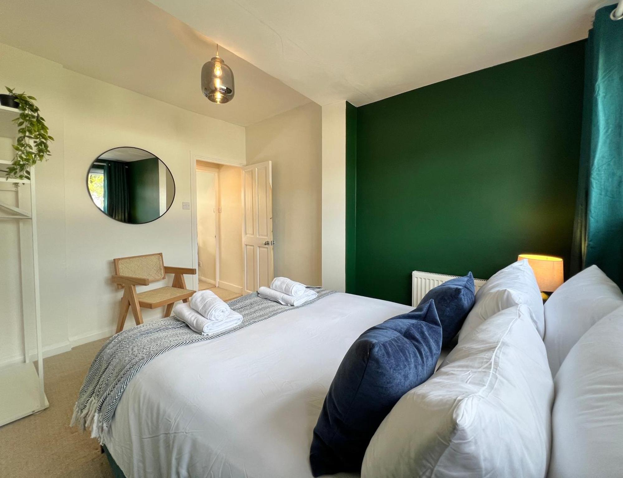 Charming Central Windsor 2 Bed Cottage Free Residents Parking And Private Garden Legoland Ascot Windsor Castle Thorpe Park Heathrow Airport Exterior foto